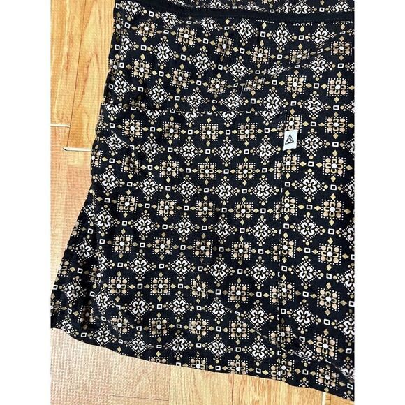 CHEROKEE Studio 3815C scrubs top dental medical nurse vet M black floral wrap - Picture 3 of 6